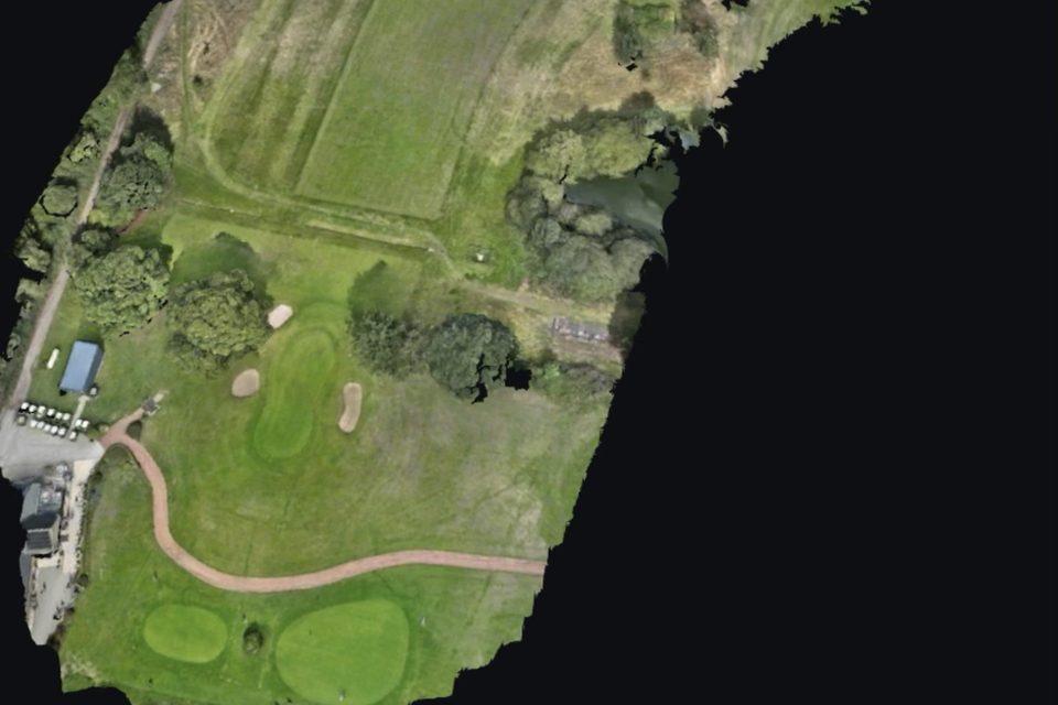 A golf hole in the Terravect viewer rendered in true colour: green, bunkers, the buggy path and the clubhouse seen from above on the 3D model.