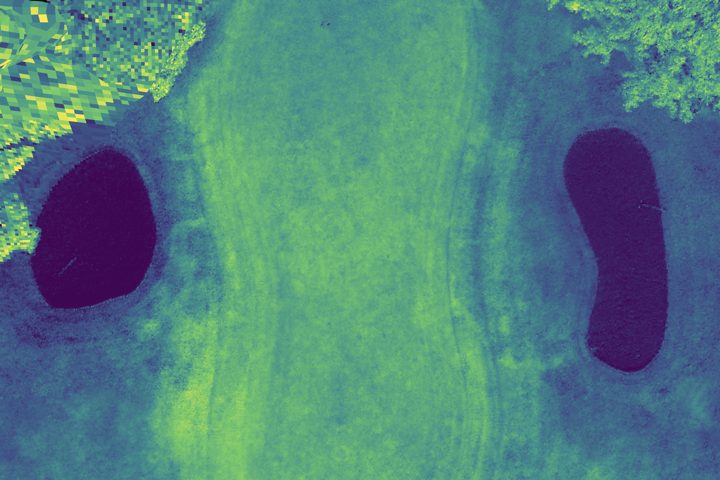 The same green rendered as red-edge slope: a bright strip runs up the middle of the green, with a weaker response on the ground either side of it.